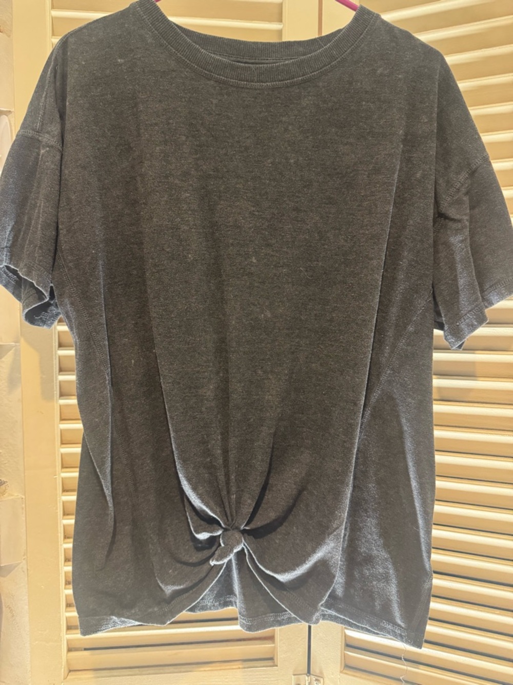 No Boundaries Men's Short Sleeve Knot-Front T-Shirt - Charcoal Gray